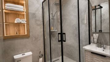 Deluxe-Apartment, Stadtblick | Badezimmer | Hausschuhe