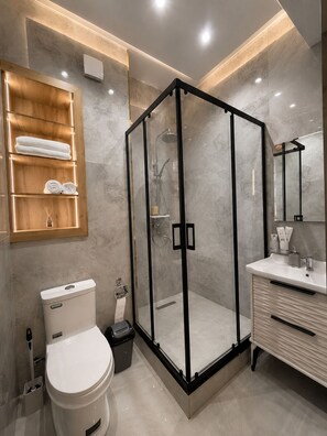 Deluxe-Apartment, Stadtblick | Badezimmer | Hausschuhe