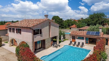 Familie huis, 4 slaapkamers, open haard (Pool House Suzi in Heart of Istria) | Zwembad | Een seizoensgebonden buitenzwembad