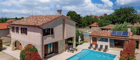 Casa familiar, 4 habitaciones, chimenea (Villa Suzi With Private Pool) | Alberca | Alberca al aire libre por temporada