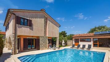 Casa família, 4 quartos, lareira (Pool House Suzi in Heart of Istria) | Piscina | Piscina externa sazonal