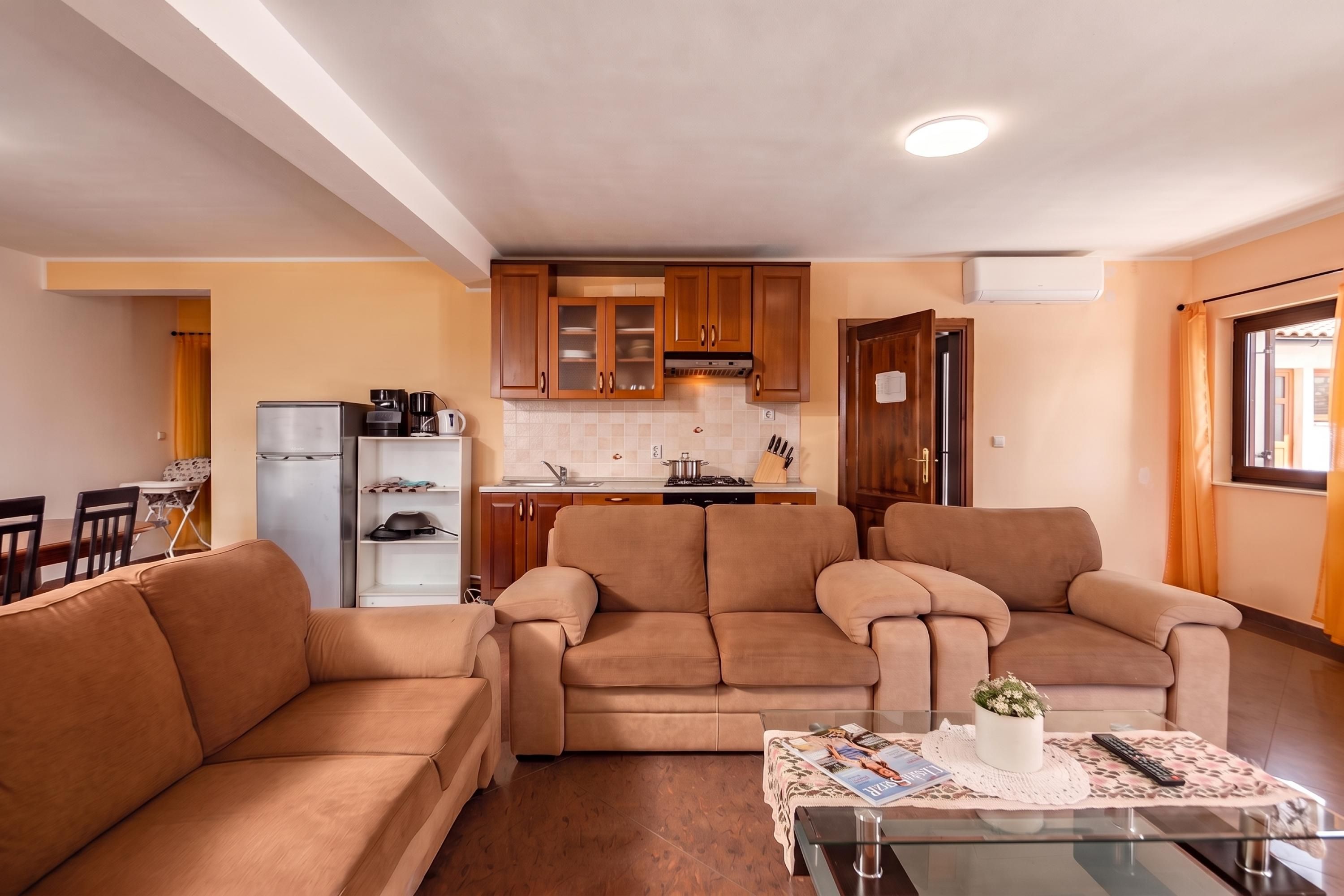 Family House, 4 Bedrooms, Fireplace (Pool House Suzi in Heart of Istria) | Living room