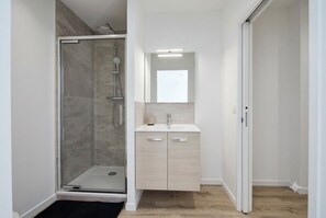 Shower, toilet paper - Vrbo Property (Bréal-sous-Montfort)