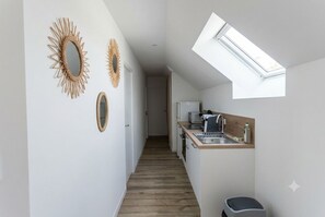 Frigorifero, microonde, forno, piano cottura