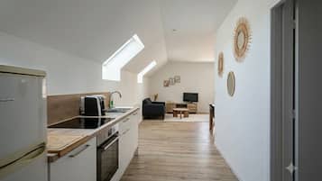 Frigorifero, microonde, forno, piano cottura