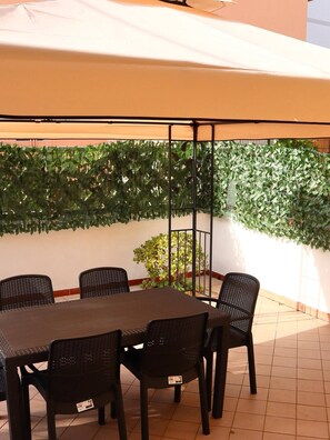 Outdoor dining - Vrbo Property (Reggio Calabria)
