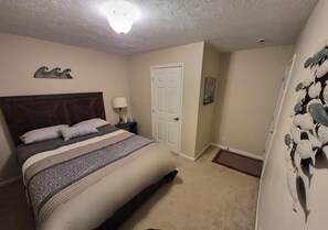 WiFi, bed sheets - Beautiful 5-bedroom waterfront house on Lake Sakakawea near Garrison! (Garrison)