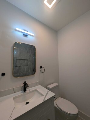 Sèche-cheveux, serviettes fournies, savon, papier toilette