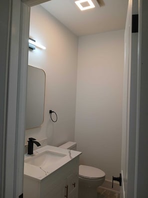 Sèche-cheveux, serviettes fournies, savon, papier toilette