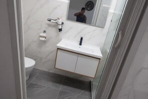 Secador de pelo, toallas, papel higiénico