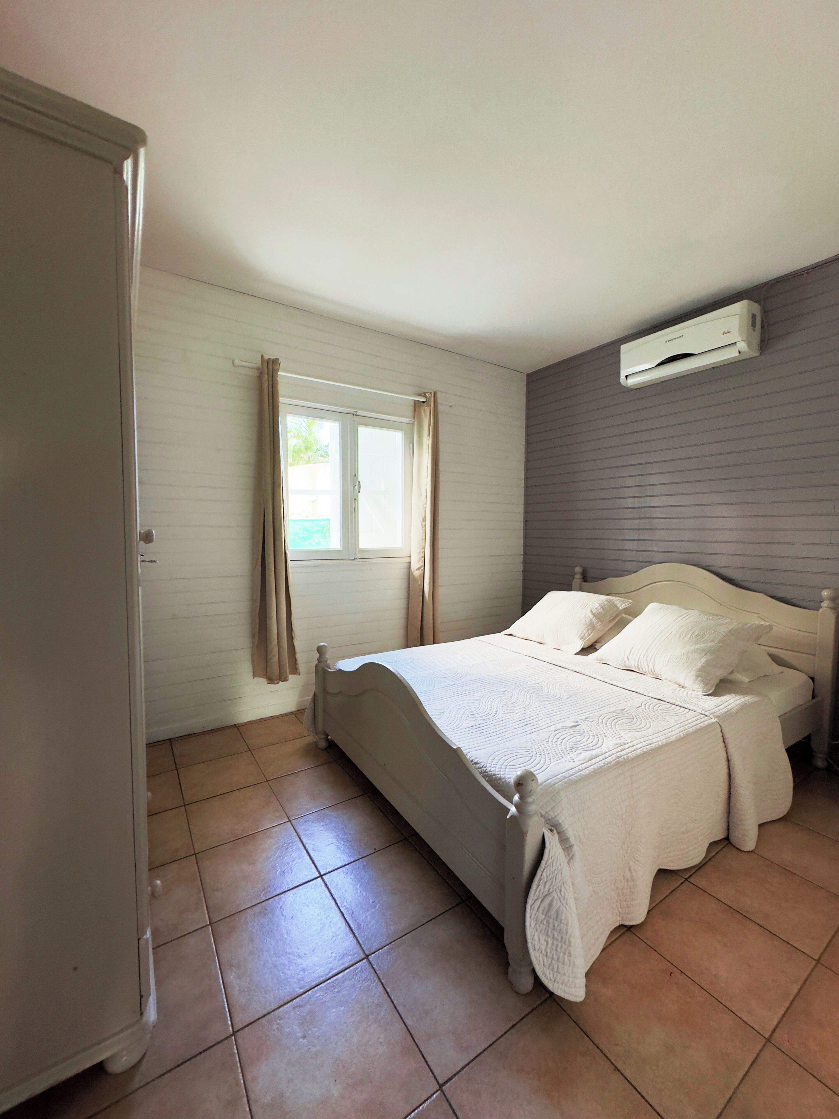 Tabla de planchar con plancha, wifi y ropa de cama 