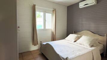 Tabla de planchar con plancha, wifi y ropa de cama