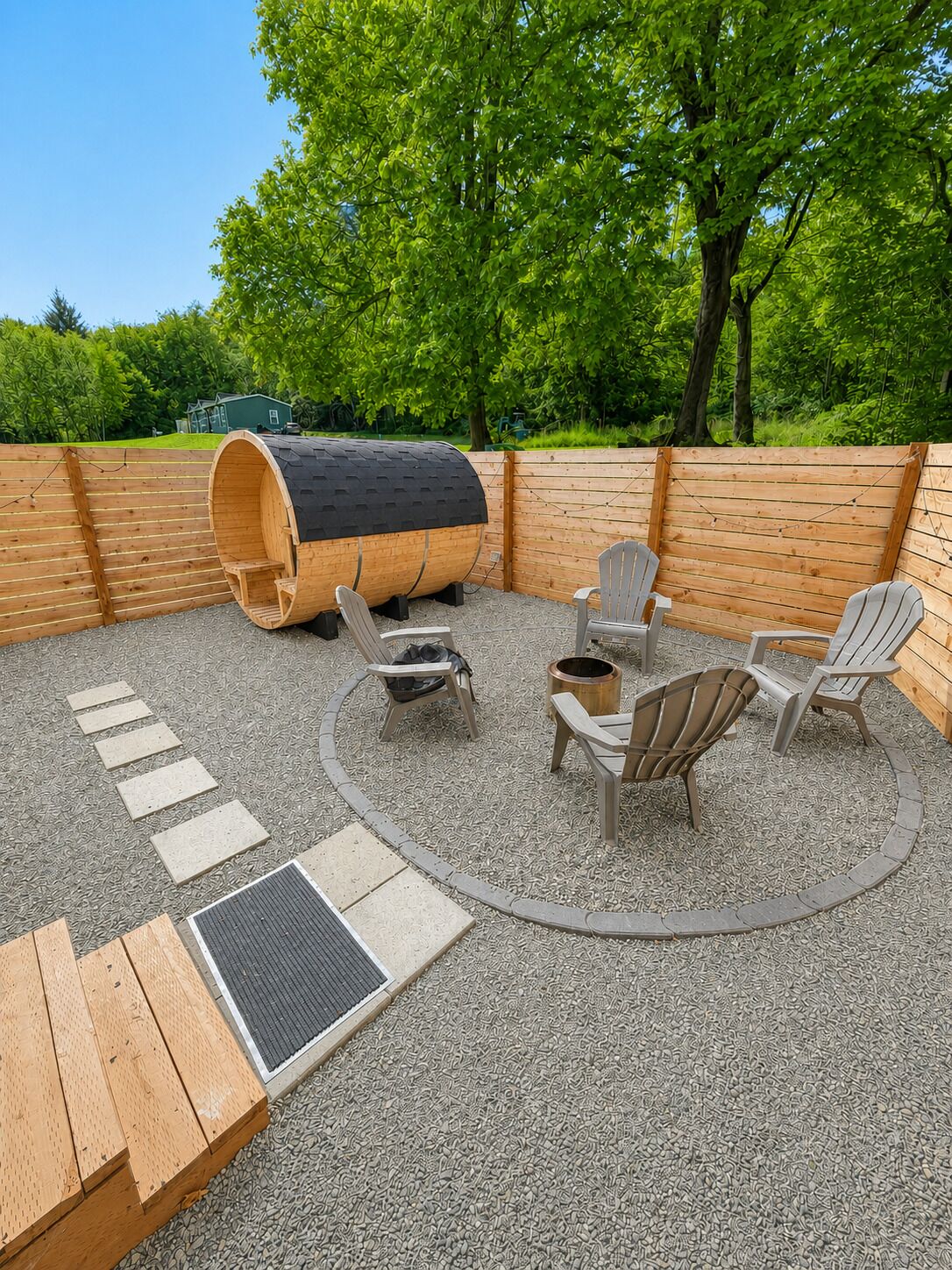 Een terras met houten meubels en een vat.