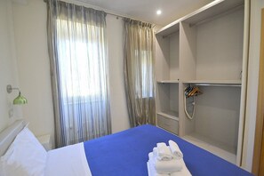 Ein Hotelzimmer mit einem Bett, einer Dusche und einem begehbaren Kleiderschrank.