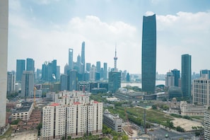 Un paisaje urbano con rascacielos, incluyendo una torre distintiva y una estructura esférica.