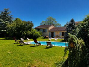 A house with a swimming pool, surrounded by grass and trees. - Stunning Villa—Extra-Large Pool—Air Conditioning—Fireplace—Large Garden (Gaillac)