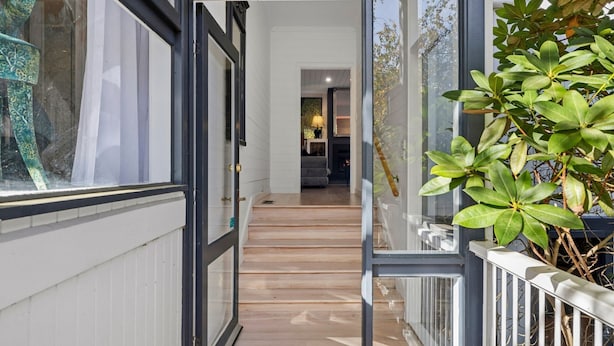 A hallway with a wooden floor, a glass door, and a potted plant. - Perrins House Daylesford (Daylesford)
