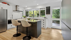 Coffee/tea maker, fridge, microwave, oven - Perrins House Daylesford (Daylesford)