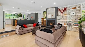 Fernseher, Kamin, Stereoanlage, Arbeitsbereiche