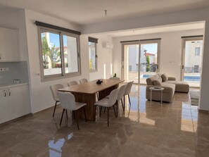 Una cucina moderna con angolo ristoro, divano e vista esterna.