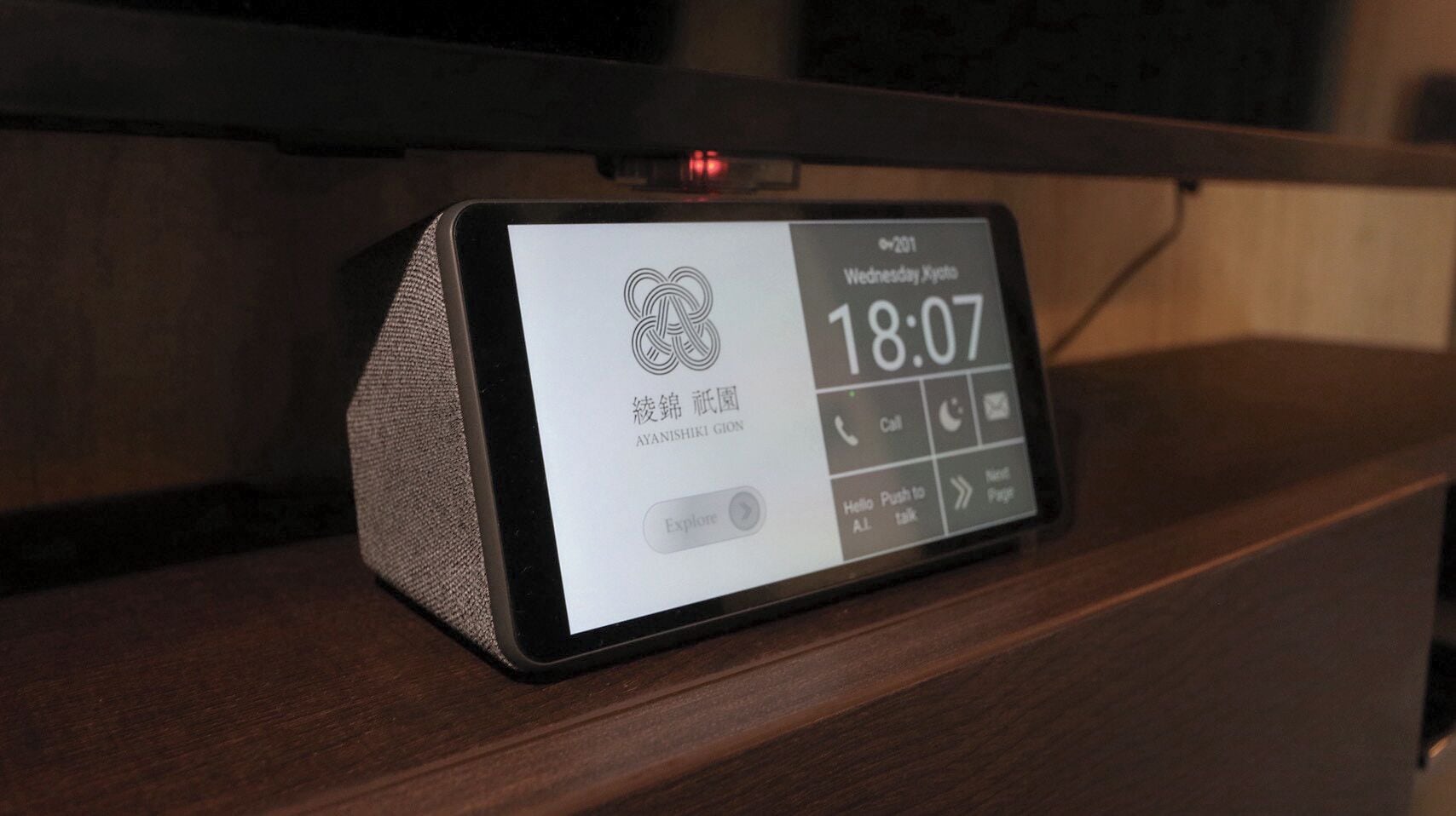 Un reloj digital muestra la hora, las 18:07, un miércoles, con una interfaz de llamadas y mensajes.