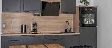 Geladeira, micro-ondas, cooktop, lava-louças