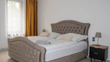 Escritorio, wifi gratis y ropa de cama