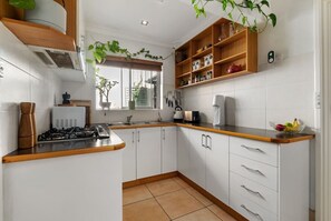 Coffee/tea maker, fridge, microwave, oven - Edmund Place – Charming Fremantle Retreat (Fremantle)
