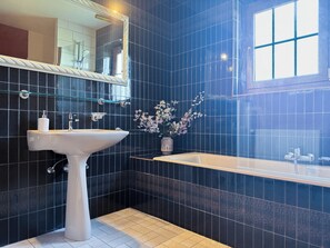 Shower, hair dryer, towels, soap - Vrbo Property (Wingersheim les Quatre Bans)
