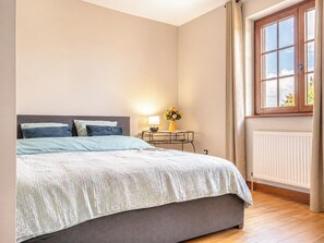 Desk, iron/ironing board, travel cot, free WiFi - Vrbo Property (Wingersheim les Quatre Bans)