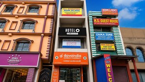 Hotellissa on useita kylttejä, joissa mainostetaan huoneiden ja majatalon vapaita paikkoja, lisäksi siellä on kyltti, joka osoittaa yleisluonteisen apteekin sijainnin, sekä leipomo.