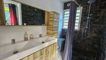 Dusche, Haartrockner, Handtücher