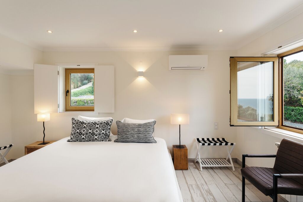 Minimalist Oasis W/ King Bed & Stunning Garden View Near Luz Beach - Luz