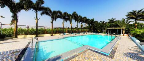 Una piscina al aire libre