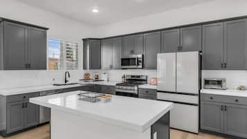 Refrigerador, microondas, horno, placa de cocina