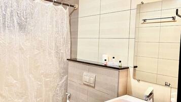 Shower, perlengkapan mandi gratis, handuk, dan sabun