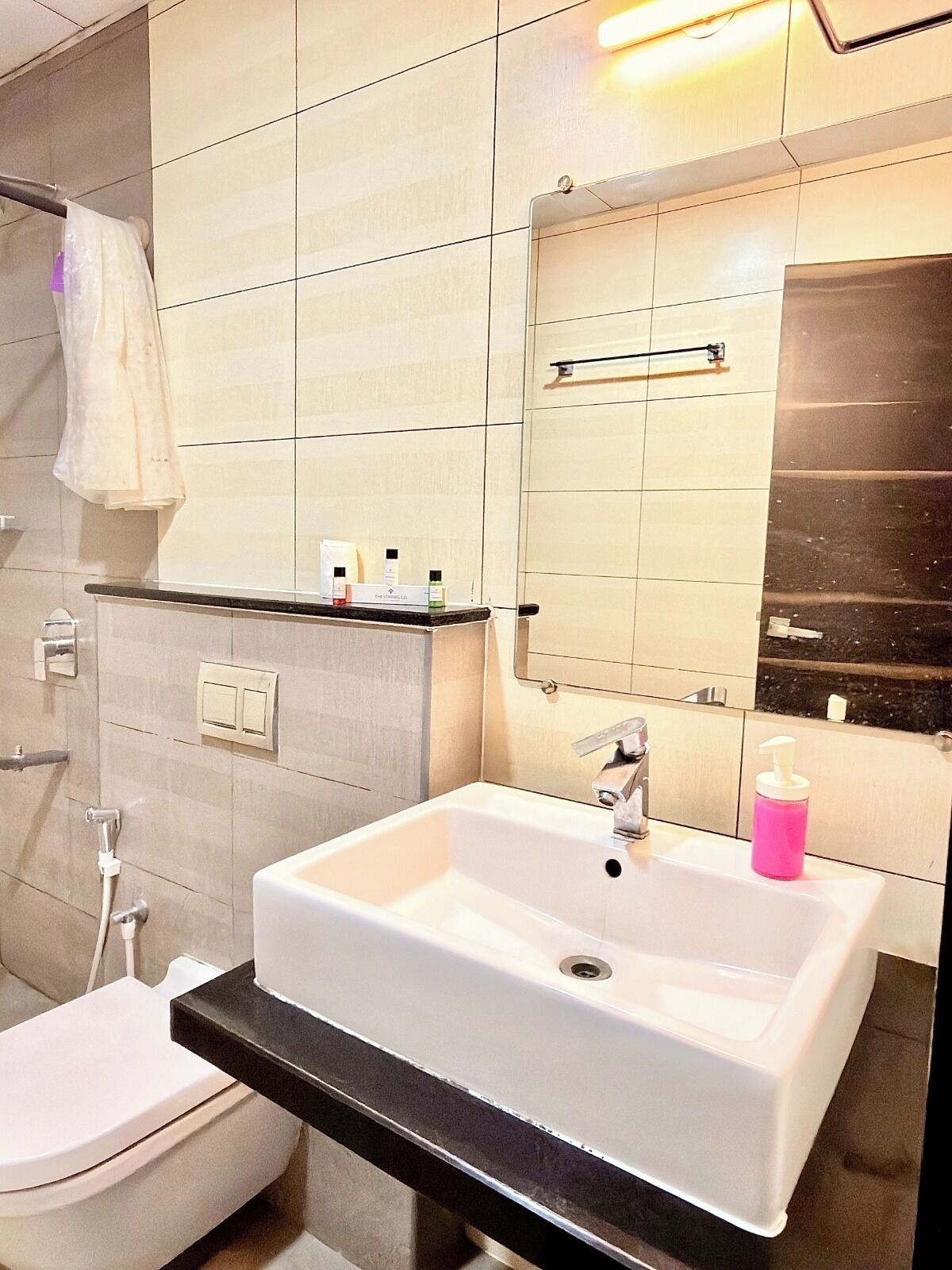 Een douche, gratis toiletartikelen, handdoeken, zeep