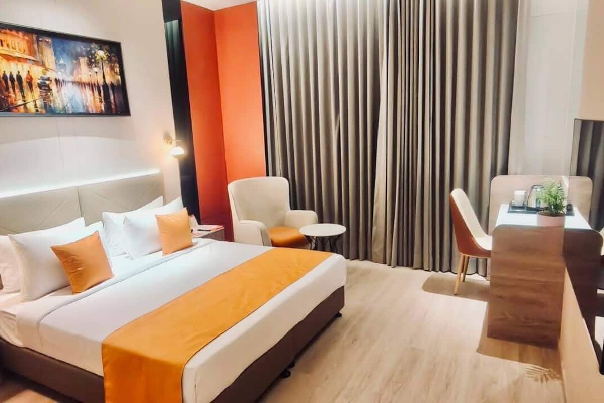 Quarto casal premium | Escrivaninha, espaço de trabalho para notebook