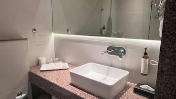 Dobbelt- eller tomannsrom – deluxe, hageutsikt | Bad | Hårføner, tøfler og håndklær