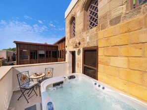 Helios Luxury Suite with Outdoor Hot Tub 1st floor | Terraço/pátio