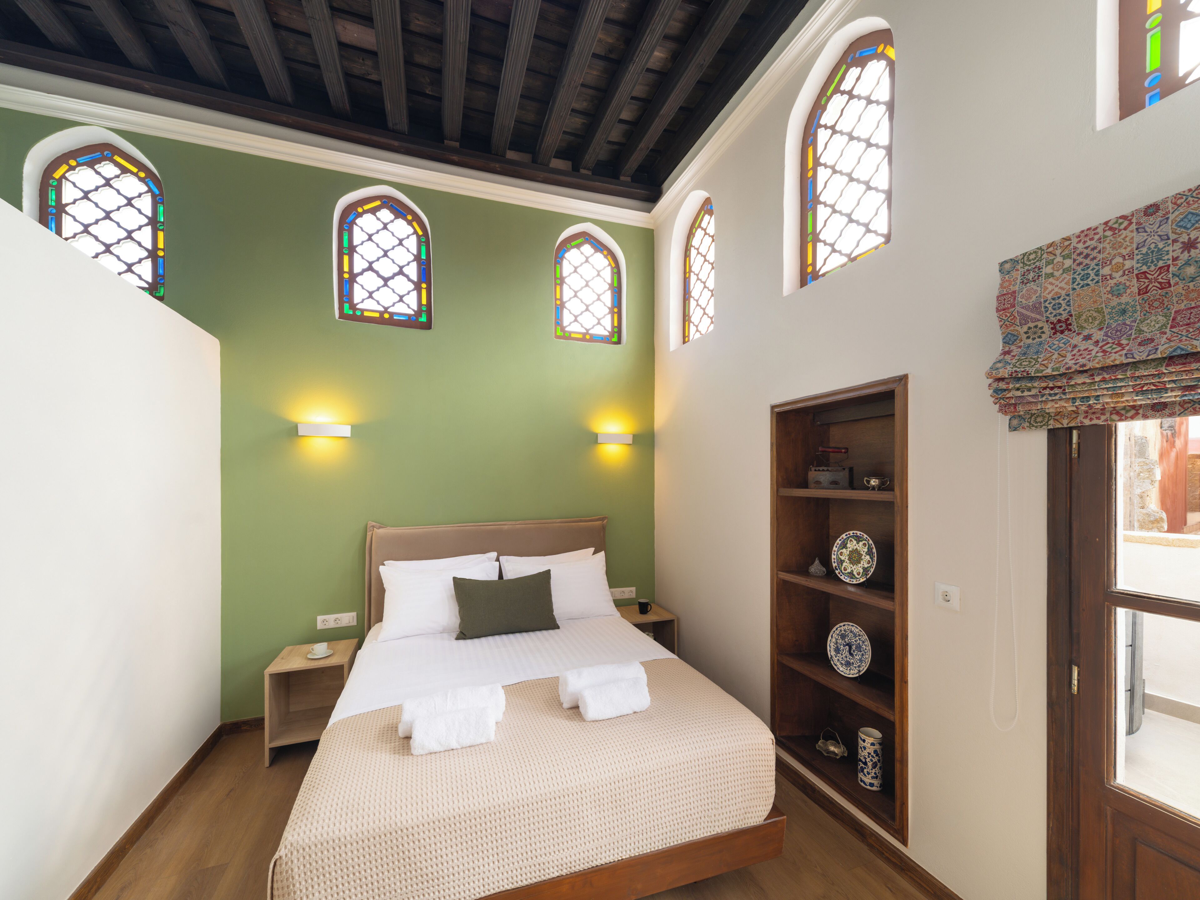 Helios Luxury Suite with Outdoor Hot Tub 1st floor | Cofres nos quartos, Wi-Fi de cortesia