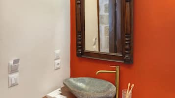 Dusche, kostenlose Toilettenartikel, Haartrockner, Handtücher
