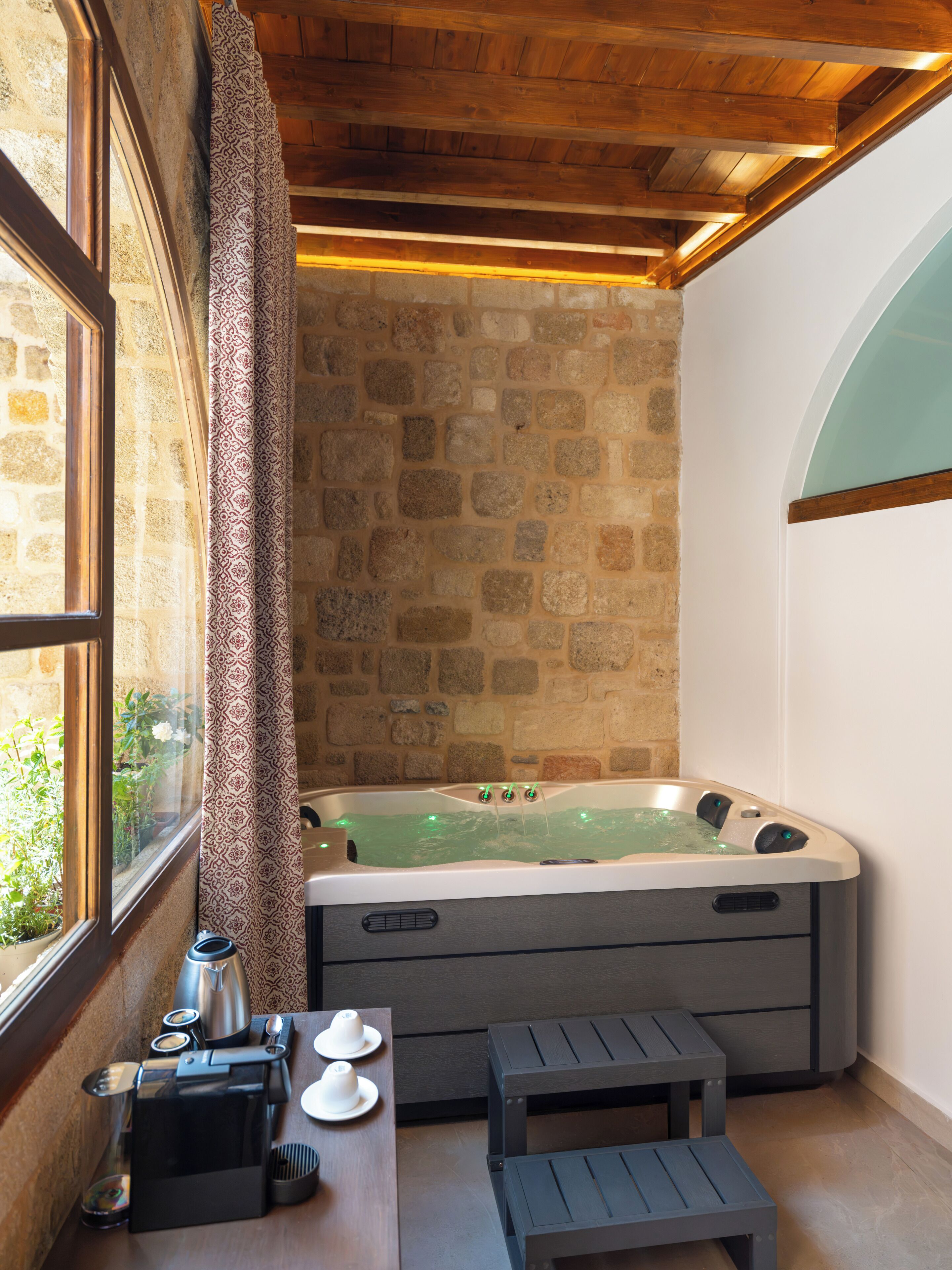 Souleiman Luxury Suite with In-Room Hot Tub ground floor | Cofres nos quartos, Wi-Fi de cortesia