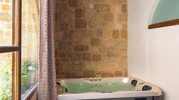 Souleiman Luxury Suite with In-Room Hot Tub ground floor | 객실 내 금고, 무료 WiFi