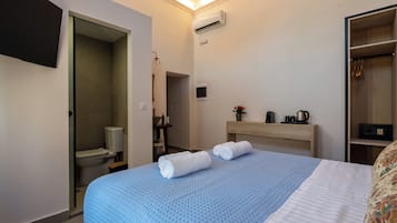 Lisle Adam Luxury Suite 1st floor | Bathroom | Shower, free toiletries, hair dryer, towels