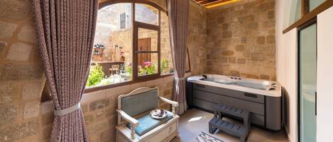 Souleiman Luxury Suite with In-Room Hot Tub ground floor | Cofres nos quartos, Wi-Fi de cortesia