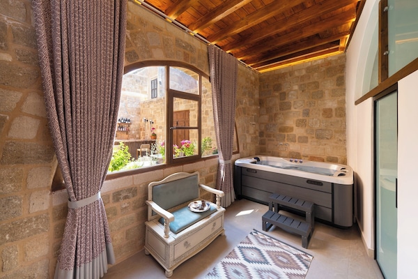 Souleiman Luxury Suite with In-Room Hot Tub ground floor | Peti besi dalam bilik, Wi-fi percuma