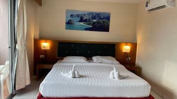 Deluxe Double Room, Balcony, City View | Meja, ruang kerja komputer riba, Wi-fi percuma