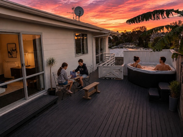 Terrace/patio - The Sheriff’s Cabin - Spa & Views in Otumoetai, Tauranga (Tauranga)