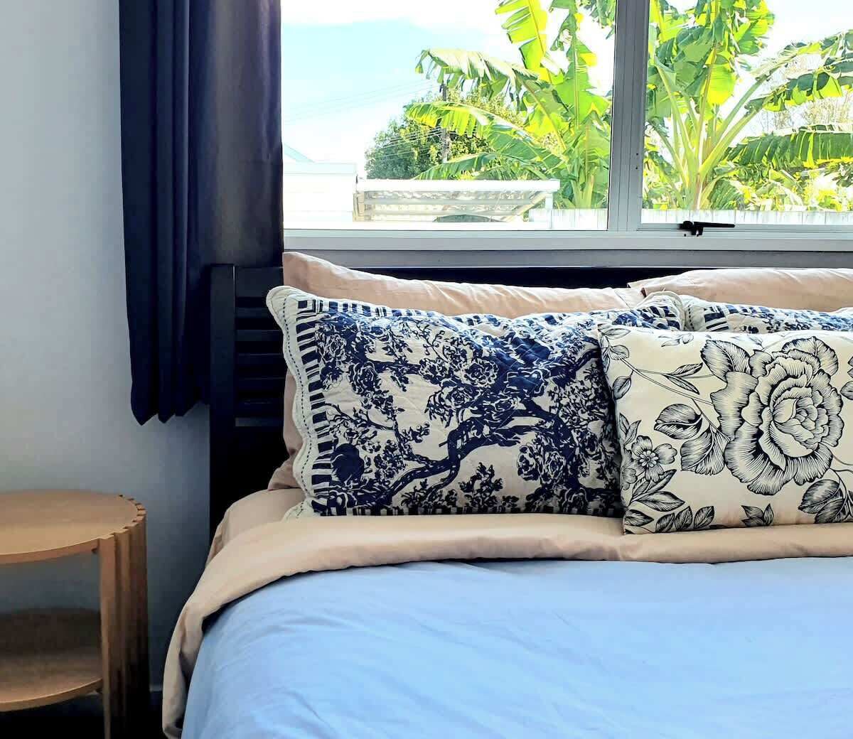 3 bedrooms, iron/ironing board, WiFi (free), bed sheets